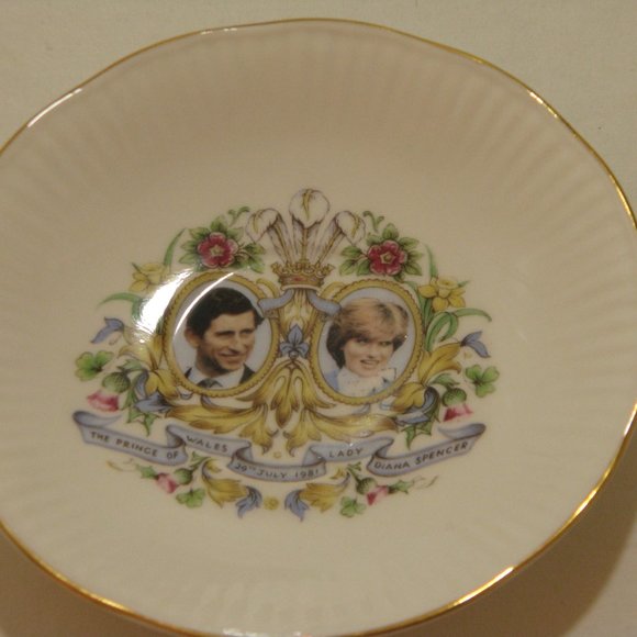 Commemorative Cup and Saucer of the Wedding of Prince Charles and Lady Diana - Picture 4 of 7